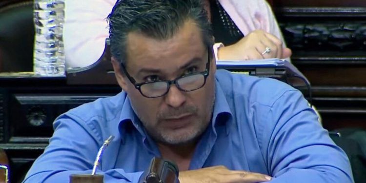 Condenan a exdiputado argentino por besar senos de su novia en sesión virtual