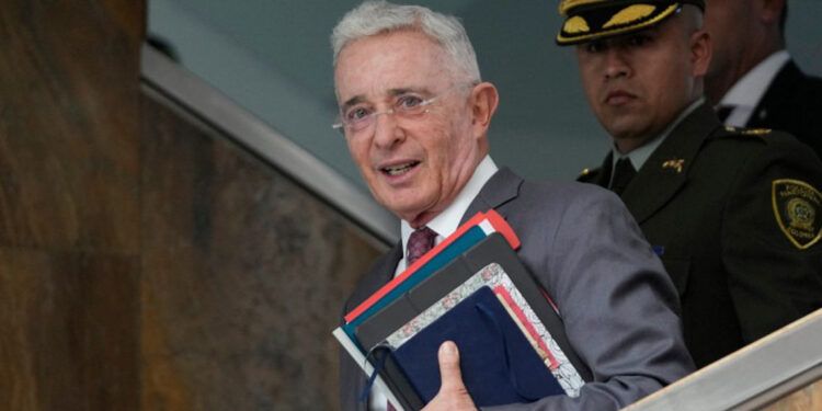 Condenan a hermano de Álvaro Uribe por homicidio y vínculos paramilitares