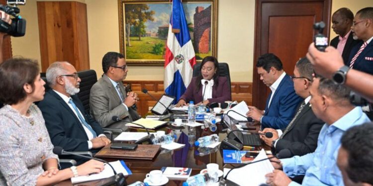 Congreso debate si mantener regulación de redes sociales en reforma a Ley 61-32