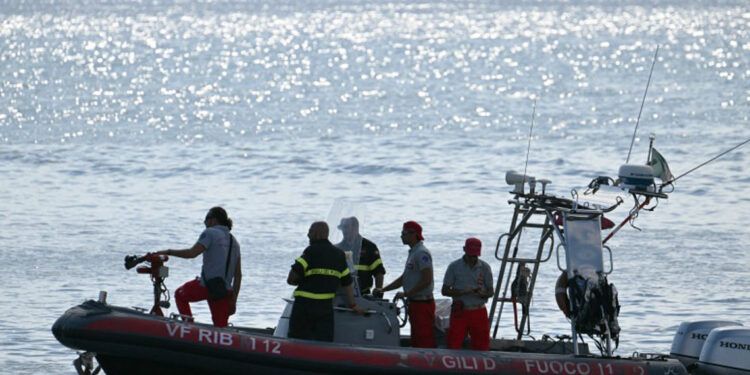 Continúa búsqueda de desaparecidos en el yate Bayesian en Italia con un robot submarino
