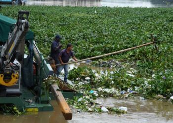 Continúan labores de limpieza en el Puente Flotante tras el paso de Melissa
