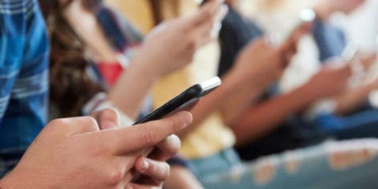 Crece número de países que prohíben celulares en escuelas