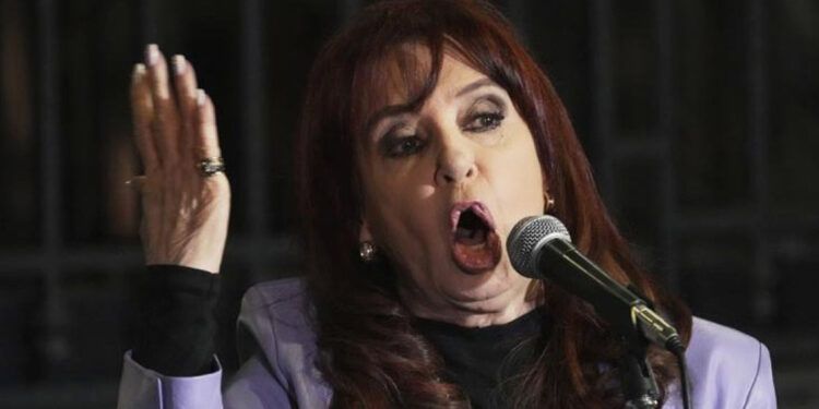 Cristina Fernández denuncia operativo ilegal en su domicilio y acusa a Bullrich