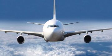 Cuatro aeromozos se declaran culpables de contrabandear millones del narcotráfico