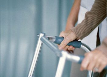 Cuidadores informales de pacientes enfrentan altos niveles de depresión y estrés