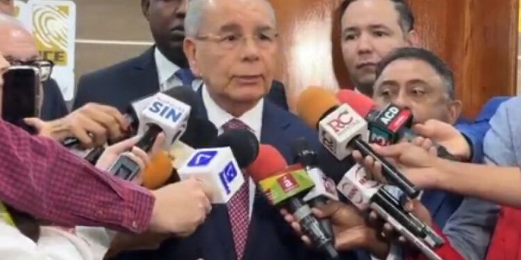 Danilo Medina critica lentitud del gobierno de Abinader
