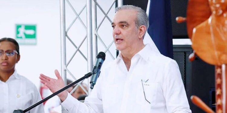Luis Abinader resalta papel de la Armada contra el narcotráfico