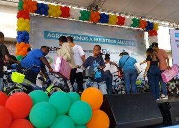 Decenas de personas asisten a “Plásticos por Juguetes” en víspera de Reyes