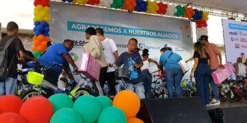 Decenas de personas asisten a “Plásticos por Juguetes” en víspera de Reyes
