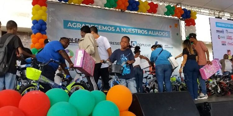 Decenas de personas asisten a “Plásticos por Juguetes” en víspera de Reyes