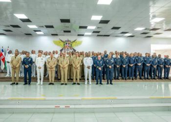 Defensa reconoce a oficiales por años de servicio