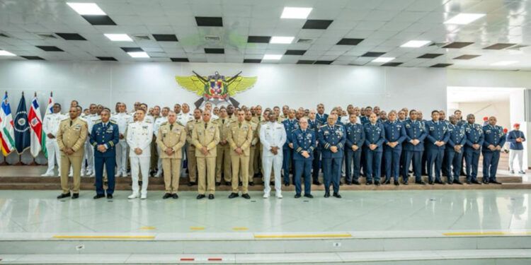 Defensa reconoce a oficiales por años de servicio