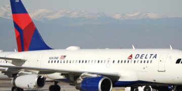 Delta aumenta costo del equipaje por combustible