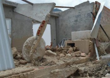 Demuelen edificio en La Vega por alto riesgo de colapso