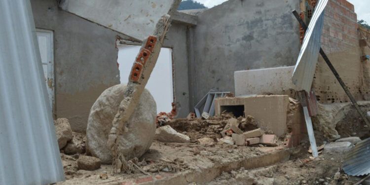 Demuelen edificio en La Vega por alto riesgo de colapso
