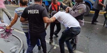Denuncian agresión policial a periodistas en Santiago