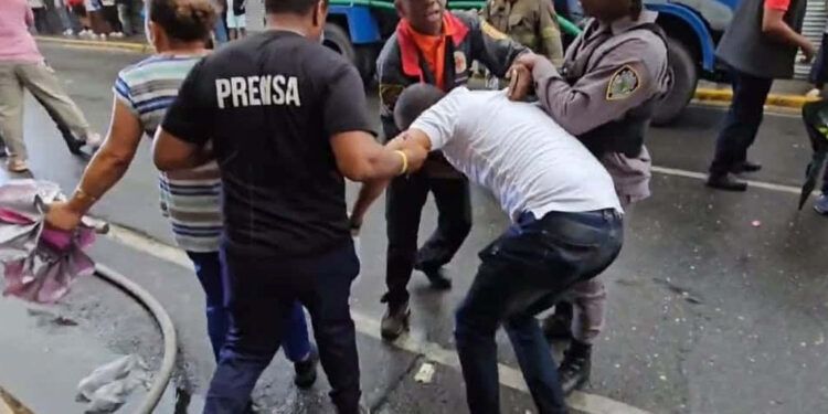 Denuncian agresión policial a periodistas en Santiago