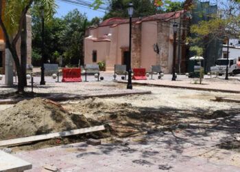 Denuncian atraso en remozamiento del parque Duarte en la Ciudad Colonial