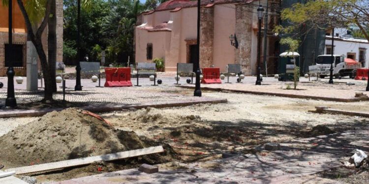 Denuncian atraso en remozamiento del parque Duarte en la Ciudad Colonial