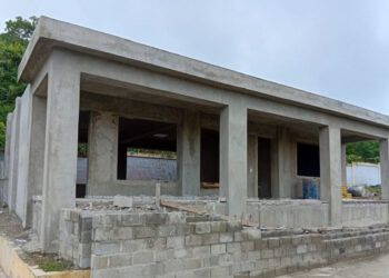 Denuncian retrasos en pagos paralizan obras escolares en La Vega