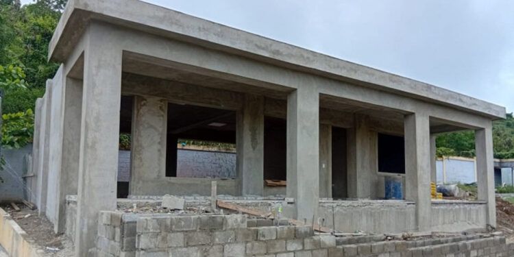 Denuncian retrasos en pagos paralizan obras escolares en La Vega