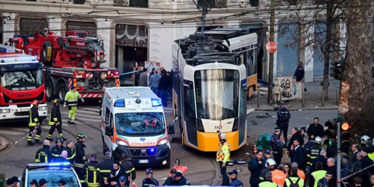 Descarrilamiento de tranvía deja dos muertos en Italia