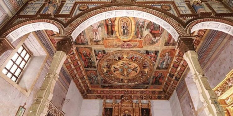 Descubren pinturas originales del Templo de Santa María Huiramangaro en Pátzcuaro
