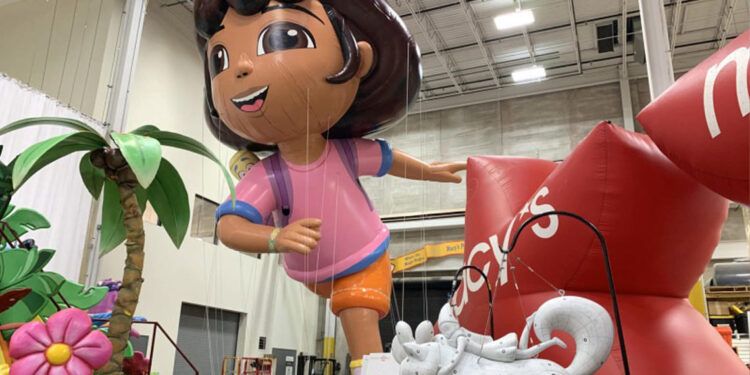 Desfile de Macy's incorpora a Wednesday Addams y Dora con nuevos diseños