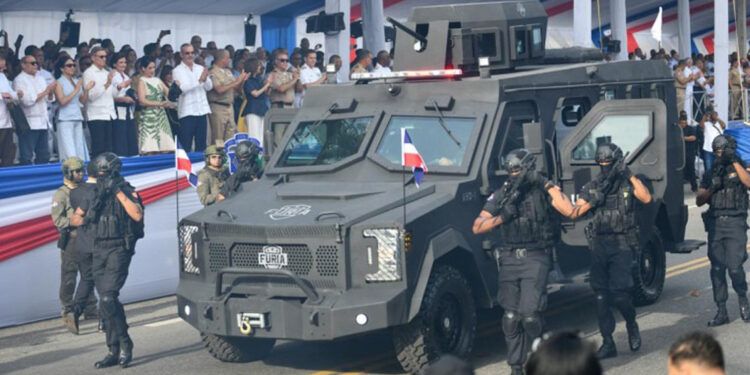 Desfile militar honra la Independencia Nacional