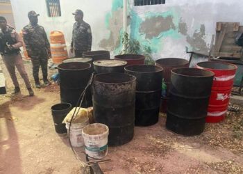 Desmantelan fábrica clandestina de ron adulterado en Barahona