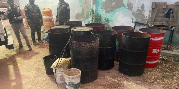 Desmantelan fábrica clandestina de ron adulterado en Barahona