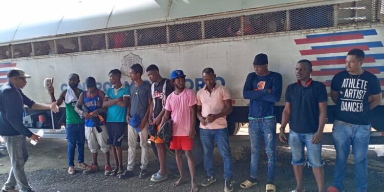 Detienen a 333 haitianos indocumentados en operativos migratorios en El Seibo e Higüey