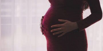 Detienen a cinco personas en China por red de gestación subrogada ilegal