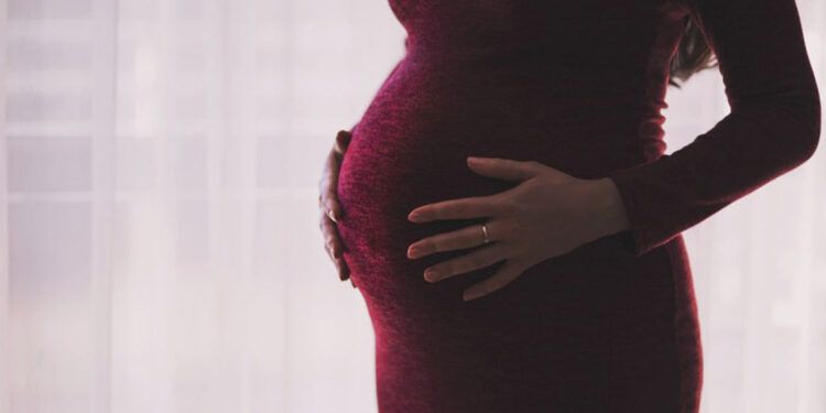 Detienen a cinco personas en China por red de gestación subrogada ilegal
