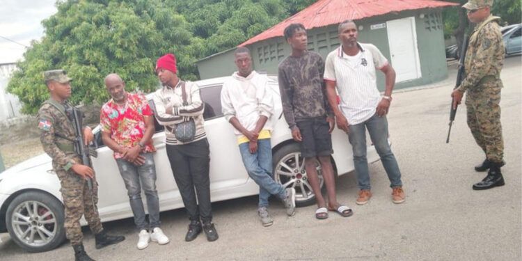 Detienen a dominicanos por tráfico de indocumentados haitianos