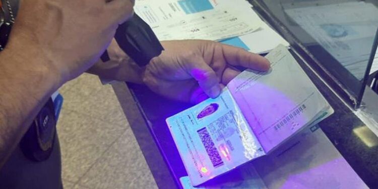 Detienen a dos dominicanos con pasaportes falsos en aeropuerto de Paraguay