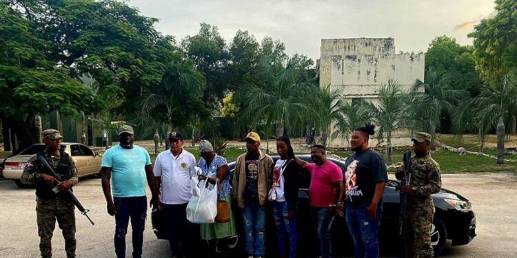 Detienen a dos dominicanos por tráfico de migrantes haitianos