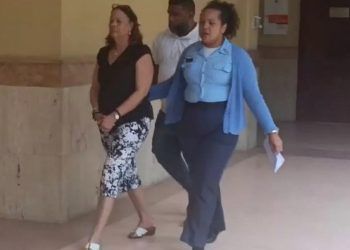 Detienen a esposa de profesor asesinado durante audiencia.