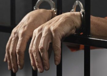 Detienen a sacerdote en Italia por abusos a menor