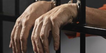 Detienen a sacerdote en Italia por abusos a menor