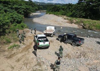 Detienen a tres por extracción ilegal en el río Nigua