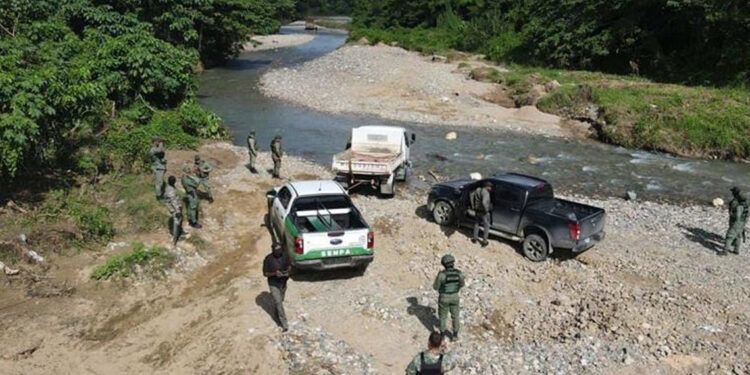 Detienen a tres por extracción ilegal en el río Nigua