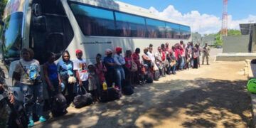 Detienen autobús con 23 haitianos indocumentados y mercancía ilegal en Valverde