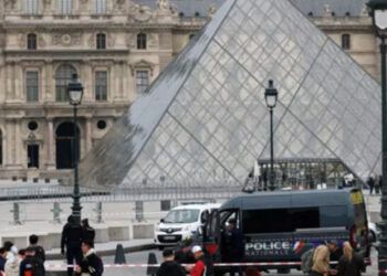 Detienen dos hombres por robo de joyas en el Louvre