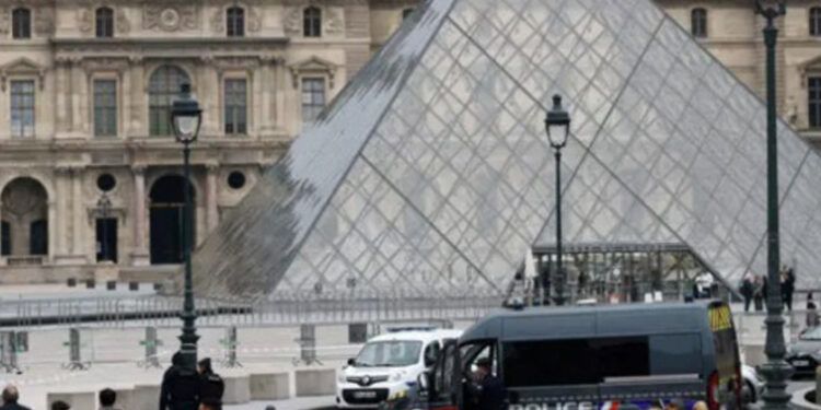 Detienen dos hombres por robo de joyas en el Louvre