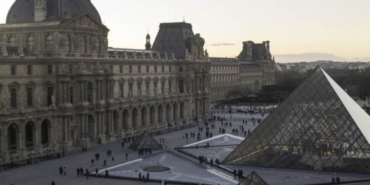 Detienen red por fraude millonario en boletos del Louvre