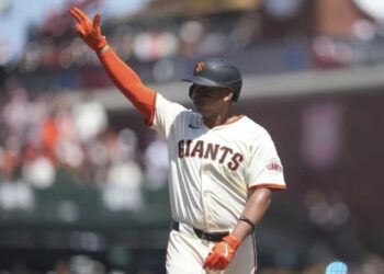 Devers debuta en primera base con Gigantes tras negarse en Boston