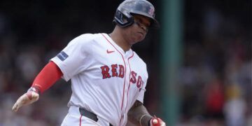 Devers destroza silla con jonrón; Boston vence a Reales 5-4