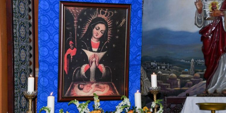 Devotos veneran a la Virgen de la Altagracia en Santo Domingo