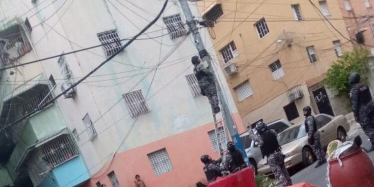 Dicrim retira cámaras usadas por delincuentes para vigilar a la Policía en Guachupita